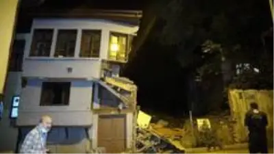 Tarihi ahşap bina çöktü Tarihi ahşap bina çöktü