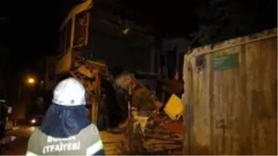 Tarihi ahşap bina çöktü Tarihi ahşap bina çöktü
