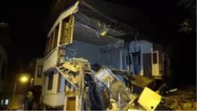 Tarihi ahşap bina çöktü Tarihi ahşap bina çöktü