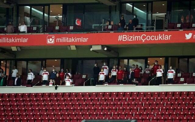 Türkiye'de 217 gün sonra stadyumlara seyirci alındı Türkiye'de 217 gün sonra stadyumlara seyirci alındı