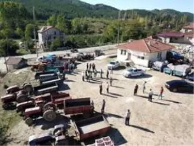 50 Traktöre 100 adet reflektör takıldı 50 Traktöre 100 adet reflektör takıldı