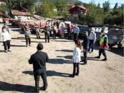 50 Traktöre 100 adet reflektör takıldı 50 Traktöre 100 adet reflektör takıldı