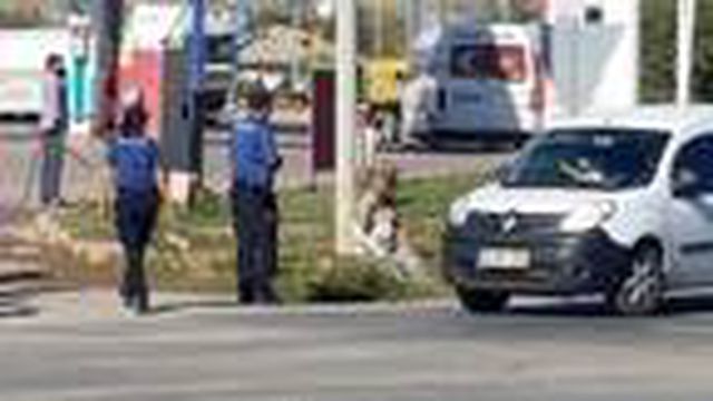 Seyir halindeki otomobilin yanmasıyla alevler içinde kalan adam, vatandaşların yardımıyla kurtarıldı