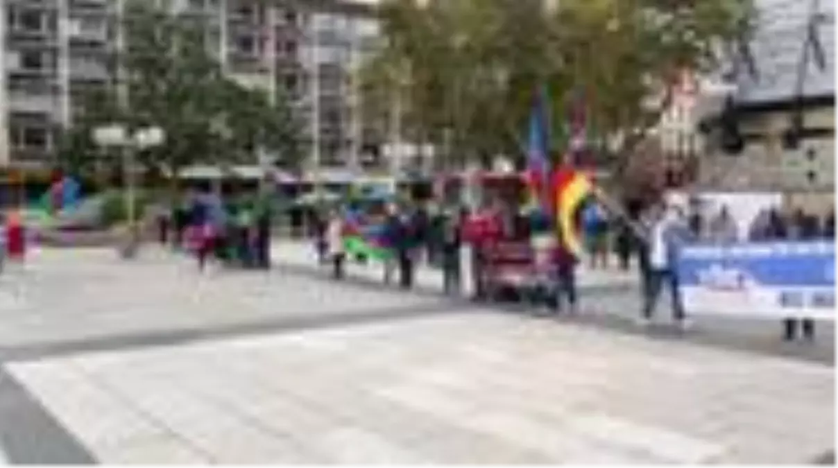 Almanya'da işgalci Ermenistan'ın saldırıları protesto edildi