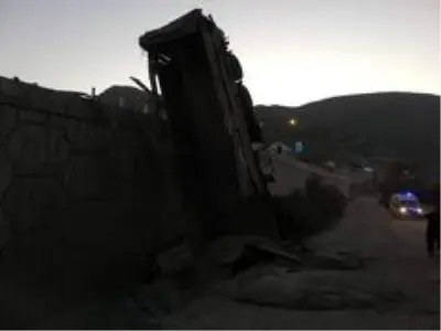 Amasya'da virajı dönemeyen çimento yüklü tır devrildi: 1 yaralı Amasya'da virajı dönemeyen çimento yüklü tır devrildi: 1 yaralı