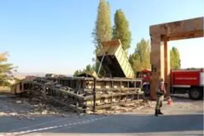 Damperi açık kalan kamyon, mermer bloklardan oluşan tabelaya çarptı: 1 ölü Damperi açık kalan kamyon, mermer bloklardan oluşan tabelaya çarptı: 1 ölü