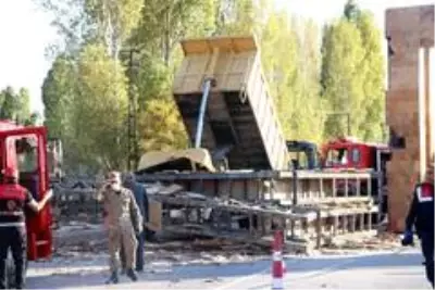 Damperi açık kalan kamyon, mermer bloklardan oluşan tabelaya çarptı: 1 ölü Damperi açık kalan kamyon, mermer bloklardan oluşan tabelaya çarptı: 1 ölü