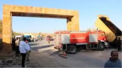 Damperi açık kalan kamyon, mermer bloklardan oluşan tabelaya çarptı: 1 ölü Damperi açık kalan kamyon, mermer bloklardan oluşan tabelaya çarptı: 1 ölü