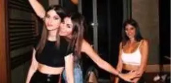 Defne Samyeli'nin 17 yaşındaki kızı Derin Talu'nun mini etekli pozu tepki çekti Defne Samyeli'nin 17 yaşındaki kızı Derin Talu'nun mini etekli pozu tepki çekti