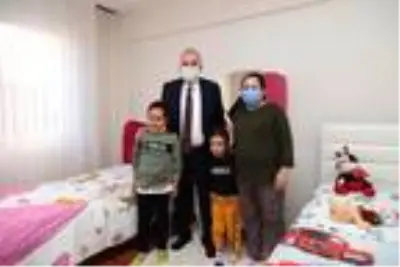 Evi yanan aileye 'Sevgi Eli' uzandı Evi yanan aileye 'Sevgi Eli' uzandı