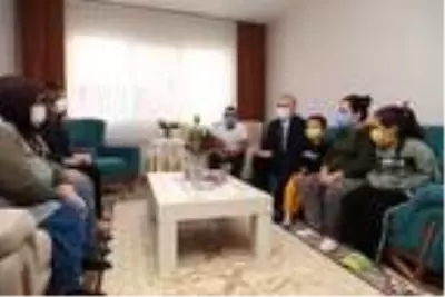 Evi yanan aileye 'Sevgi Eli' uzandı Evi yanan aileye 'Sevgi Eli' uzandı