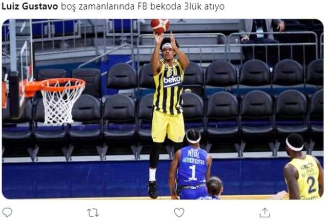 Fenerbahçe'de Luiz Gustavo ile Jarell Eddie'nin benzerliği, taraftarın ilgi odağı oldu Fenerbahçe'de Luiz Gustavo ile Jarell Eddie'nin benzerliği, taraftarın ilgi odağı oldu