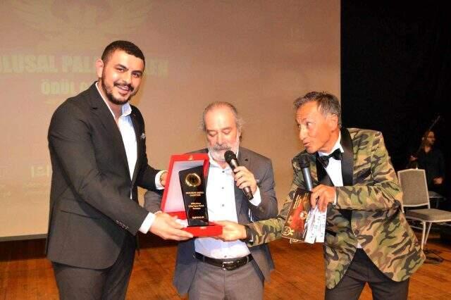 Halil Kalay, Mashup şarkısıyla 'Yılın En İyi Çıkış Yapan Erkek Sanatçısı' seçildi!