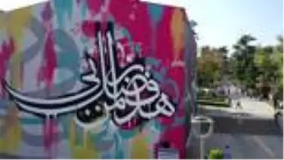 Hattat Hasan Çelebi'nin eseri grafitiyle yorumlandı Hattat Hasan Çelebi'nin eseri grafitiyle yorumlandı