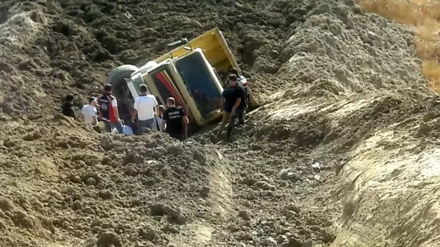 Kamyon devrildi, sürücü 1 saatlik çalışmanın ardından kurtarıldı