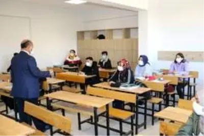 Müdür Başyiğit, Kütahya Lisesi'ni inceledi Müdür Başyiğit, Kütahya Lisesi'ni inceledi