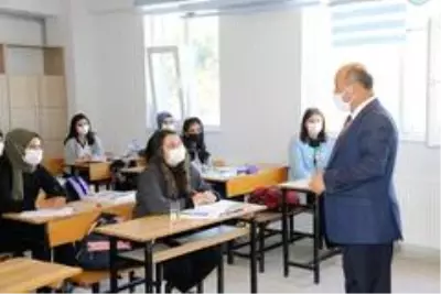 Müdür Başyiğit, Kütahya Lisesi'ni inceledi Müdür Başyiğit, Kütahya Lisesi'ni inceledi