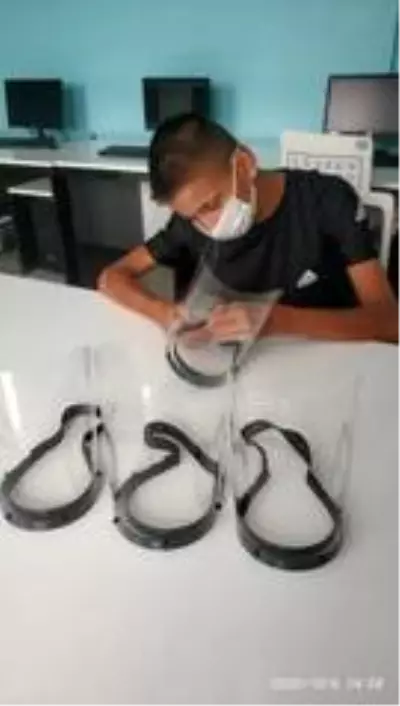 Öğrenciler dezenfektan standı yapmaya başladılar Öğrenciler dezenfektan standı yapmaya başladılar