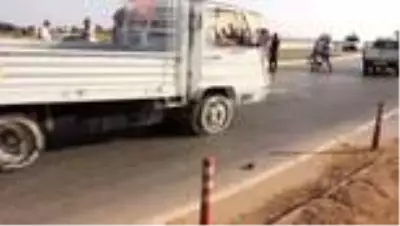 Otomobil çim biçen işçilere çarptı: 1 ölü, 1 yaralı Otomobil çim biçen işçilere çarptı: 1 ölü, 1 yaralı