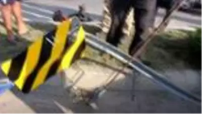 Otomobil çim biçen işçilere çarptı: 1 ölü, 1 yaralı Otomobil çim biçen işçilere çarptı: 1 ölü, 1 yaralı