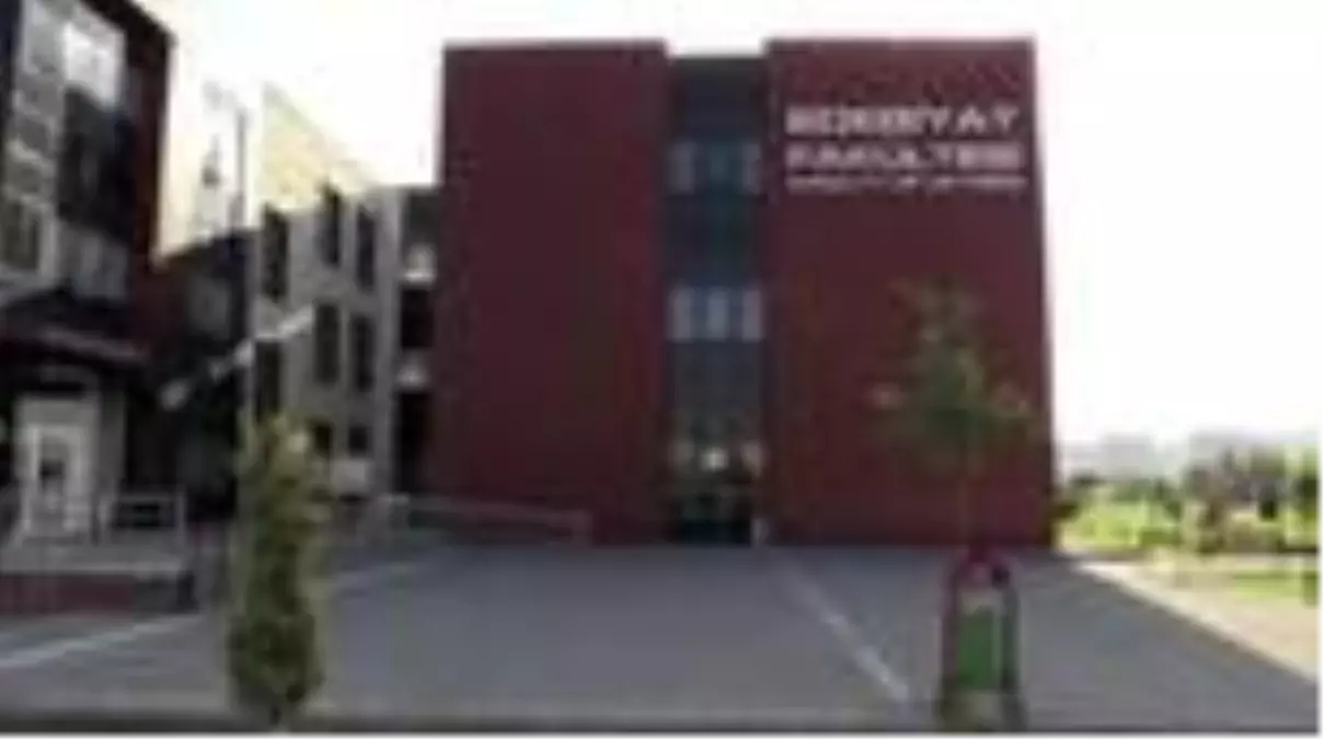 Profesör ders verdiği fakültede öğrenci oldu