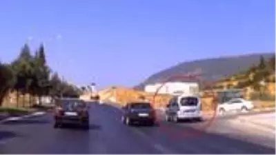 'Sağdan git sağlam git' sloganını yanlış anlayan sürücünün, sağ şeritte estirdiği terör kameralarda 'Sağdan git sağlam git' sloganını yanlış anlayan sürücünün, sağ şeritte estirdiği terör kameralarda