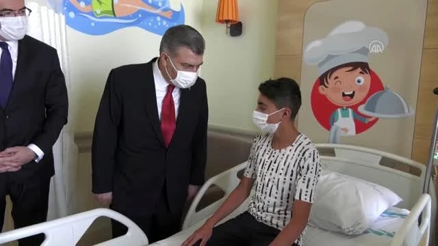 Sağlık Bakanı Fahrettin Koca, Erzurum Şehir Hastanesi Çocuk Servisi'ni