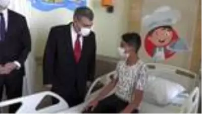 Sağlık Bakanı Fahrettin Koca, Erzurum Şehir Hastanesi Çocuk Servisi'ni ziyaret etti Sağlık Bakanı Fahrettin Koca, Erzurum Şehir Hastanesi Çocuk Servisi'ni ziyaret etti