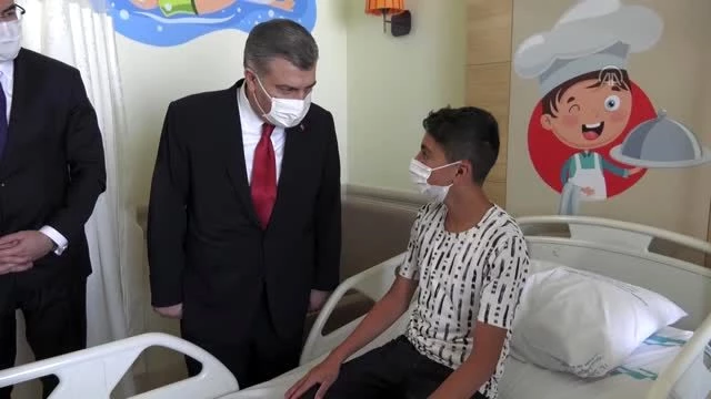 Sağlık Bakanı Fahrettin Koca, Erzurum Şehir Hastanesi Çocuk Servisi'ni