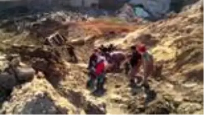 Uçuruma devrilen kamyonetin sürücüsü ağır yaralandı Uçuruma devrilen kamyonetin sürücüsü ağır yaralandı