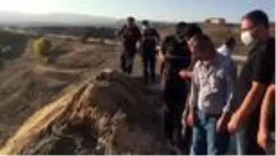 Uçuruma devrilen kamyonetin sürücüsü ağır yaralandı Uçuruma devrilen kamyonetin sürücüsü ağır yaralandı