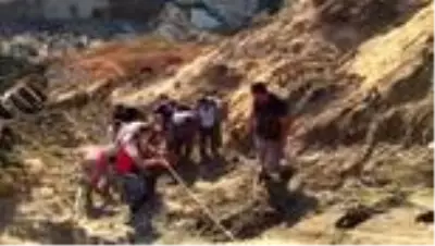 Uçuruma devrilen kamyonetin sürücüsü ağır yaralandı Uçuruma devrilen kamyonetin sürücüsü ağır yaralandı