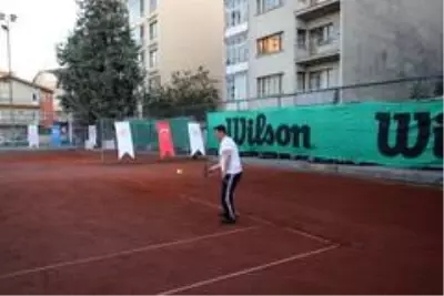 Vali Arslantaş, 29 Ekim Cumhuriyet Bayramı tenis turnuvasının açılışını yaptı. Vali Arslantaş, 29 Ekim Cumhuriyet Bayramı tenis turnuvasının açılışını yaptı.