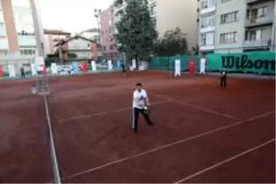 Vali Arslantaş, 29 Ekim Cumhuriyet Bayramı tenis turnuvasının açılışını yaptı. Vali Arslantaş, 29 Ekim Cumhuriyet Bayramı tenis turnuvasının açılışını yaptı.