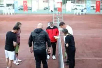Vali Arslantaş, 29 Ekim Cumhuriyet Bayramı tenis turnuvasının açılışını yaptı. Vali Arslantaş, 29 Ekim Cumhuriyet Bayramı tenis turnuvasının açılışını yaptı.