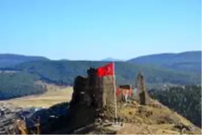 Vali Hüseyin Öner, Kinzi Kalesi'ne bayrak çekilmesi dolayısıyla düzenlenen programa katıldı