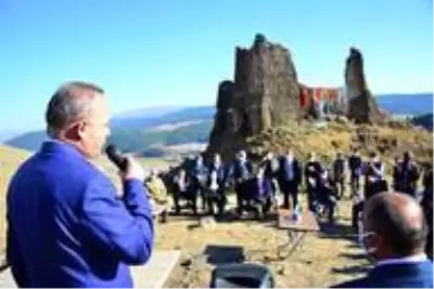 Vali Hüseyin Öner, Kinzi Kalesi'ne bayrak çekilmesi dolayısıyla düzenlenen programa katıldı