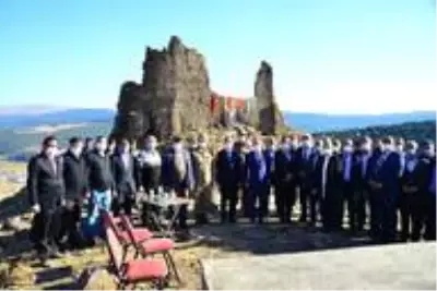 Vali Hüseyin Öner, Kinzi Kalesi'ne bayrak çekilmesi dolayısıyla düzenlenen programa katıldı