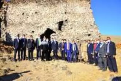 Vali Hüseyin Öner, Kinzi Kalesi'ne bayrak çekilmesi dolayısıyla düzenlenen programa katıldı