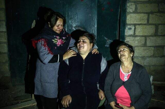 Acı, korku hepsi bir arada! Ermenistan'ın haince saldırdığı Gence'de enkaz altında kalan çocuğun bakışları yürek burktu