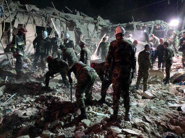 Acı, korku hepsi bir arada! Ermenistan'ın haince saldırdığı Gence'de enkaz altında kalan çocuğun bakışları yürek burktu