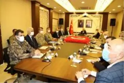 Bakan Soylu Hakkari'de güvenlik toplantısına katıldı Bakan Soylu Hakkari'de güvenlik toplantısına katıldı