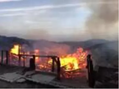 Bartın'da 3 ahşap ev yandı Bartın'da 3 ahşap ev yandı