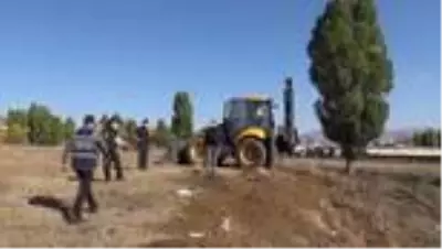 Bataklığa saplanan at iş makinesi yardımıyla kurtarıldı