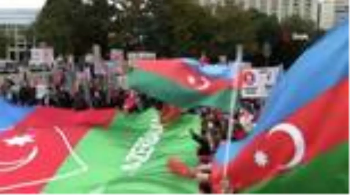 Berlin'de Azerbaycan'a destek mitingi