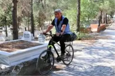Bisikletle 500 kilometre yol gelerek Türkiye'nin kültür hazinesini mezarı başında ziyaret etti Bisikletle 500 kilometre yol gelerek Türkiye'nin kültür hazinesini mezarı başında ziyaret etti