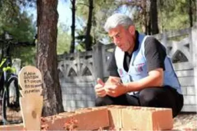 Bisikletle 500 kilometre yol gelerek Türkiye'nin kültür hazinesini mezarı başında ziyaret etti Bisikletle 500 kilometre yol gelerek Türkiye'nin kültür hazinesini mezarı başında ziyaret etti