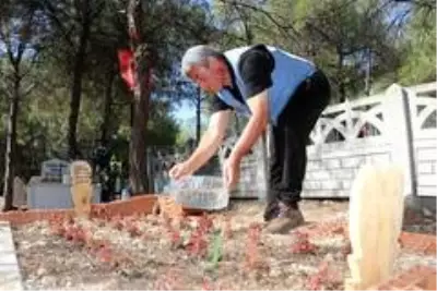 Bisikletle 500 kilometre yol gelerek Türkiye'nin kültür hazinesini mezarı başında ziyaret etti Bisikletle 500 kilometre yol gelerek Türkiye'nin kültür hazinesini mezarı başında ziyaret etti