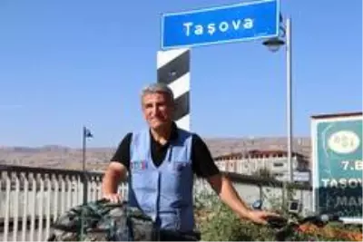 Bisikletle 500 kilometre yol gelerek Türkiye'nin kültür hazinesini mezarı başında ziyaret etti Bisikletle 500 kilometre yol gelerek Türkiye'nin kültür hazinesini mezarı başında ziyaret etti