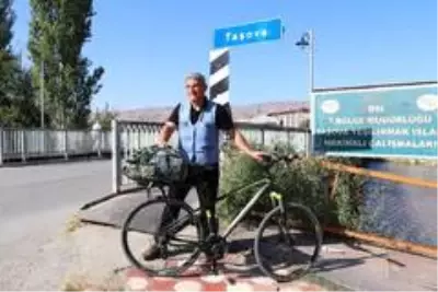 Bisikletle 500 kilometre yol gelerek Türkiye'nin kültür hazinesini mezarı başında ziyaret etti Bisikletle 500 kilometre yol gelerek Türkiye'nin kültür hazinesini mezarı başında ziyaret etti